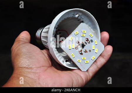 Il pannello della lampadina a LED rotto non accende la messa a fuoco selettiva Foto Stock