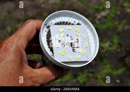 Il pannello della lampadina a LED rotto non accende la messa a fuoco selettiva Foto Stock