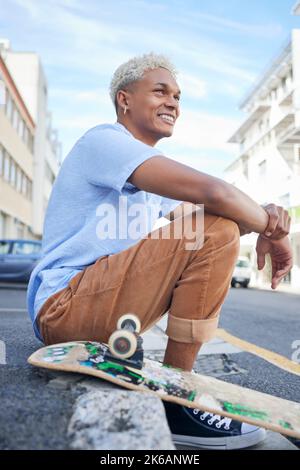 Rilassati, skateboard e uomo nero di città in strada in California in estate con la moda Gen Z. Skater afro-americano giovane e alla moda e giovane nel Foto Stock