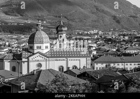 La cupola e il campanile della Chiesa di Santa Maria Assunta, Mezzocorona, piana Rotaliana, Trentino-Alto Adige, Italia, 12th ° secolo. Foto Stock