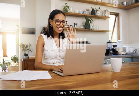 Webinar su notebook, formazione per donne o videoconferenze su riunioni di zoom online in ufficio o all'interno di una stanza. Sorridere, felice e felice telecomando Foto Stock