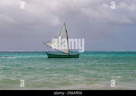 Una vista aerea della barca che galleggia sul mare Foto Stock