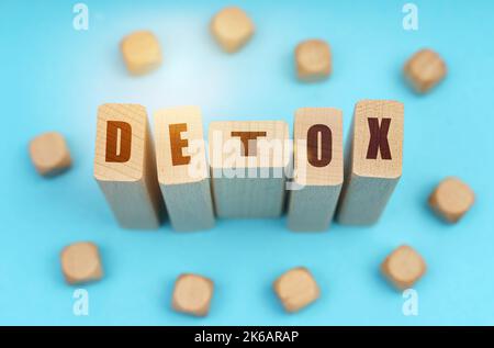 Concetto di medicina. Su sfondo blu, cubetti di legno e Jenga con l'iscrizione - Detox Foto Stock