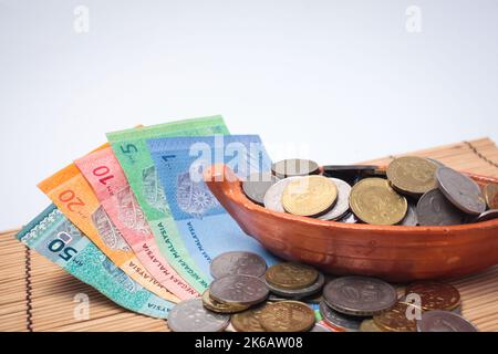 Malesia Ringgit banconote e monete isolate su sfondo bianco. Concetto commerciale e finanziario. Messa a fuoco selettiva. Spazio di copia. Foto Stock