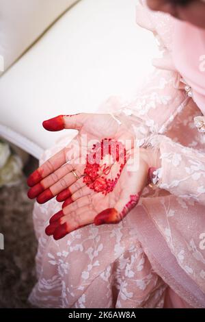 Malese sposa hennè scolpito bello e unico. Messa a fuoco selettiva. Foto Stock