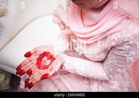 Malese sposa hennè scolpito bello e unico. Messa a fuoco selettiva. Foto Stock