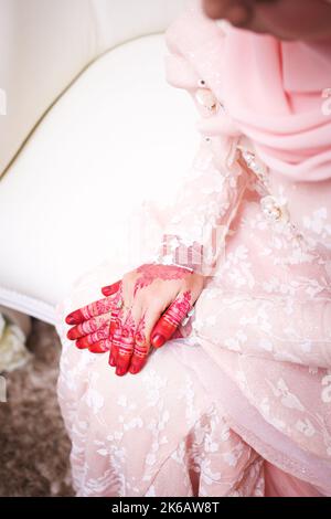 Malese sposa hennè scolpito bello e unico. Messa a fuoco selettiva. Foto Stock