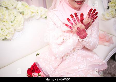 Malese sposa hennè scolpito bello e unico. Messa a fuoco selettiva. Foto Stock