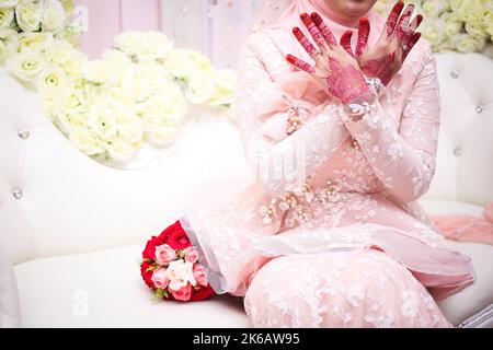 Malese sposa hennè scolpito bello e unico. Messa a fuoco selettiva. Foto Stock