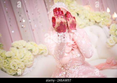 Malese sposa hennè scolpito bello e unico. Messa a fuoco selettiva. Foto Stock