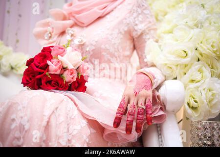 Malese sposa hennè scolpito bello e unico. Messa a fuoco selettiva. Foto Stock