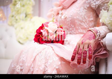 Malese sposa hennè scolpito bello e unico. Messa a fuoco selettiva. Foto Stock