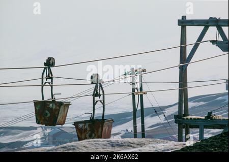 Vecchi e abbandonati carrelli di carbone appena fuori dalla città artica Longyearbyen a Svalbard, Norvegia, Scandinavia, Nord Europa. Foto Stock