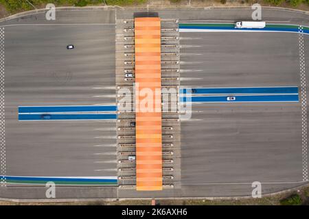 Vista aerea del pedaggio sull'autostrada C-32 a Cubelles (Garraf, Barcellona, Catalogna, Spagna) ESP: Vista aérea del peaje en la autopista C-32. España Foto Stock