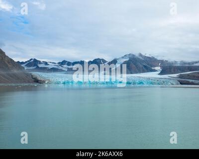 Vista panoramica del 14th luglio Ghiacciaio o la Fjortende Julibreen. È un bellissimo ghiacciaio che si trova nel nord-ovest di Spitsbergen. Foto Stock