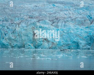 Vista panoramica del 14th luglio Ghiacciaio o la Fjortende Julibreen. È un bellissimo ghiacciaio che si trova nel nord-ovest di Spitsbergen. Foto Stock