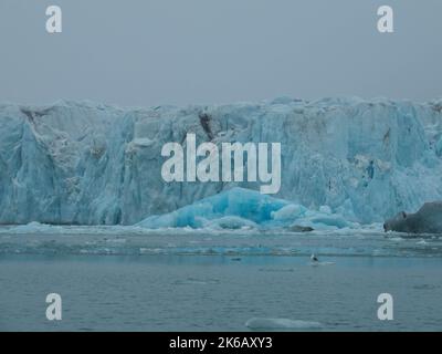 Vista panoramica del 14th luglio Ghiacciaio o la Fjortende Julibreen. È un bellissimo ghiacciaio che si trova nel nord-ovest di Spitsbergen. Foto Stock