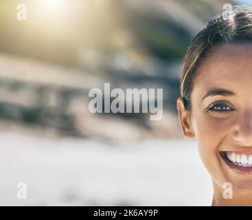 Felice, donna e beffa di una persona outdoor sensazione di felicità, libertà e positivo. Ritratto di un volto femminile amichevole dalla Spagna con un sorriso nel Foto Stock