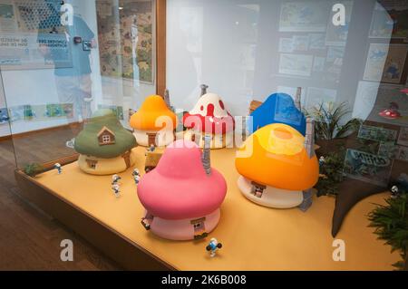 Villaggio dei Puffi (personaggi creati da Peyo nel 1958) in mostra al Museo d'Arte Comics, Bruxelles, Belgio Foto Stock