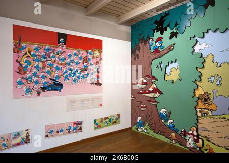 Cartoon con Puffi (creato da Peyo nel 1958) al Comics Art Museum di Bruxelles, Belgio Foto Stock