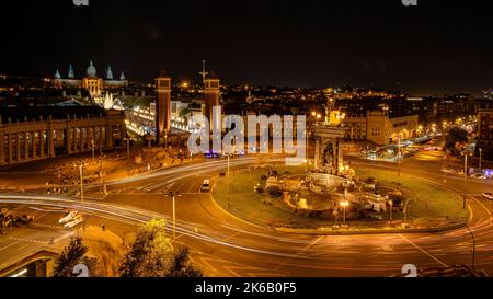 Piazza Plaza d'Espanya (luogo di Spagna) a Barcellona di notte (Barcellona, Catalogna, Spagna) ESP: Plaza España de Barcelona de noche. Barcellona, España Foto Stock