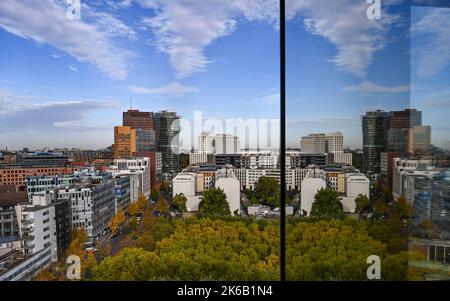 Berlino, Germania. 10th Ott 2022. Vista di Potsdamer Platz con gli alti edifici della Kollhoff Tower, della Atrium Tower e della Bahn Tower da una finestra del Ministero Federale per la cooperazione e lo sviluppo economico, in cui si riflettono gli edifici. Credit: Jens Kalaene/dpa/Alamy Live News Foto Stock