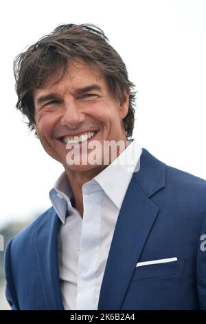 Attore Tom Cruise in posa durante la fotocall del film “Top Gun: Maverick” in occasione del Festival di Cannes il 18 maggio 2022 Foto Stock