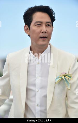 Il regista e attore sudcoreano Lee Jung jae, star di Squid Game, in posa durante la fotocall della serie televisiva in occasione del Festival di Cannes Foto Stock