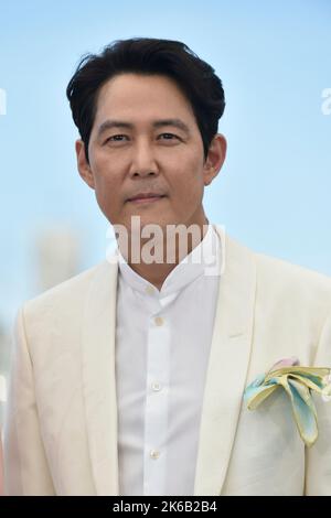 Il regista e attore sudcoreano Lee Jung jae, star di Squid Game, in posa durante la fotocall della serie televisiva in occasione del Festival di Cannes Foto Stock