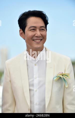 Il regista e attore sudcoreano Lee Jung jae, star di Squid Game, in posa durante la fotocall della serie televisiva in occasione del Festival di Cannes Foto Stock