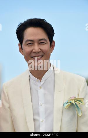 Il regista e attore sudcoreano Lee Jung jae, star di Squid Game, in posa durante la fotocall della serie televisiva in occasione del Festival di Cannes Foto Stock