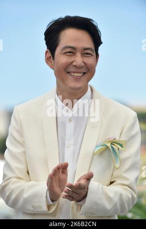 Il regista e attore sudcoreano Lee Jung jae, star di Squid Game, in posa durante la fotocall della serie televisiva in occasione del Festival di Cannes Foto Stock