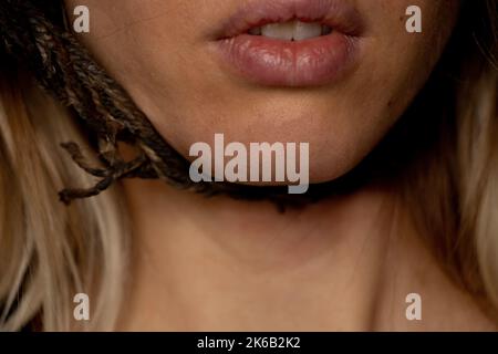 ragazza con una corda intorno al collo, traffico di esseri umani, schiavitù, potere sulle persone, una corda intorno al collo di una persona Foto Stock