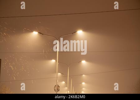 lanterne della città di notte nella nebbia in inverno, illuminazione della città, lanterna nel buio Foto Stock