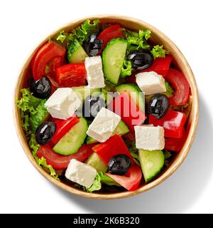 Insalata greca con pomodori, peperoni dolci, cetrioli, feta e olive nere servita in un recipiente di cartone Foto Stock