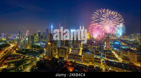 Il pirocracker sulla città di Kuala Lumpur nel conto alla rovescia del nuovo anno Foto Stock