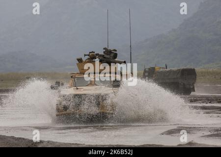 Manila, Filippine. 13th Ott 2022. Un veicolo blindato MRAP (Mine Resistant Ambush Protected) USA effettua manovre durante un esercizio militare congiunto USA-Filippine chiamato 'Kamandag' che significa 'cooperazione dei guerrieri del mare' a Capas, provincia di Tarlac a nord di Manila, Filippine. Ottobre 13, 2022. I giochi di guerra, partecipati da personale militare giapponese e sudcoreano, hanno coinvolto esercizi di fuoco vivo combinati, nonché aerei e operazioni anfibie nelle isole Filippine e nei dintorni, in mezzo alle tensioni nel Mar Cinese Meridionale e nello stretto di Taiwan. (Credit Image: © Basilio Sepe/ZUMA Press Credi Foto Stock