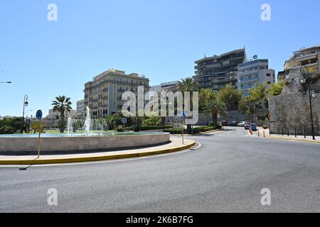 Rotatoria con indicazioni stradali nella città di Heraklion in Grecia, vicino al porto. Foto Stock