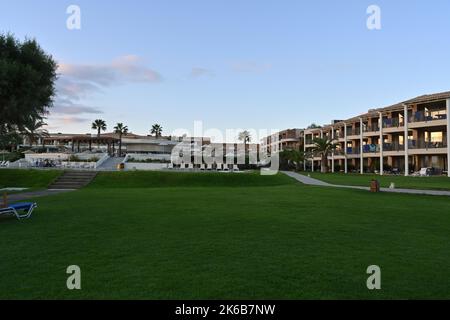 Resort TUI Magic Life Candia Maris. Vista sul ristorante principale, l'hotel e gli appartamenti sulla destra. Foto Stock