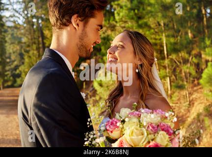 Che matrimonio bello. Una sposa affettuosa e sposo fuori il loro giorno di nozze. Foto Stock