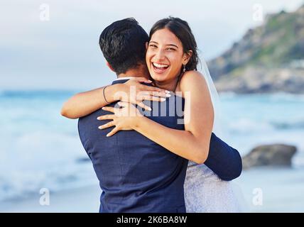 Ho sposato l'uomo dei miei sogni, una giovane coppia in spiaggia il giorno del matrimonio. Foto Stock