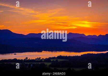 Vista del tramonto su Windermere nel Lake District, una regione e parco nazionale di Cumbria, nel nord-ovest dell'Inghilterra Foto Stock