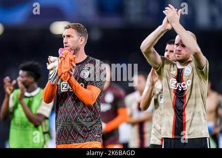 12-10-2022: Sport: Napoli contro Ajax NAPELS, ITALIA - 12 OTTOBRE: Portiere Maarten Stekelenburg (Ajax) e Davy Klaassen (Ajax) durante il Championsleagu Foto Stock