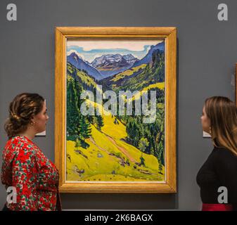 Londra UK 13 Ott 2022 festeggia la nuova acquisizione e esposizione della Valle di Kien con il massiccio Bluemlisalp, il primo dipinto dell'artista svizzero Ferdinand Hodler in una collezione pubblica inglese. Durante la settimana di Frieze, un promemoria delle collezioni permanenti liberamente disponibili a Londra tutto l'anno che espongono dipinti innovativi e mozzafiato, Hodler ha scelto un formato aggressivo verticale per questo paesaggio, esagerando le ripide vette e l'intreccio delle colline, con i suoi colori intensi. Paul Quezada-Neiman/Alamy Live News Foto Stock