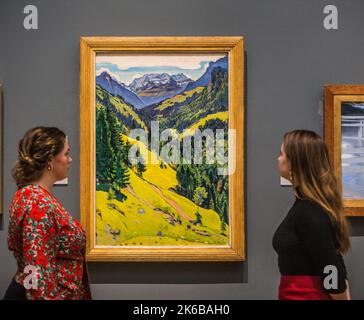 Londra UK 13 Ott 2022 festeggia la nuova acquisizione e esposizione della Valle di Kien con il massiccio Bluemlisalp, il primo dipinto dell'artista svizzero Ferdinand Hodler in una collezione pubblica inglese. Durante la settimana di Frieze, un promemoria delle collezioni permanenti liberamente disponibili a Londra tutto l'anno che espongono dipinti innovativi e mozzafiato, Hodler ha scelto un formato aggressivo verticale per questo paesaggio, esagerando le ripide vette e l'intreccio delle colline, con i suoi colori intensi. Paul Quezada-Neiman/Alamy Live News Foto Stock