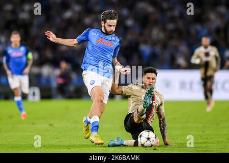 12-10-2022: Sport: Napoli contro Ajax NAPELS, ITALIA - OTTOBRE 12: Khvicha Kvaratskhelia (SSC Napoli) e Jorge Sanchez (Ajax). Durante la Championsleague Foto Stock