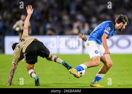 12-10-2022: Sport: Napoli contro Ajax NAPELS, ITALIA - OTTOBRE 12: Khvicha Kvaratskhelia (SSC Napoli) e Jorge Sanchez (Ajax). Durante la Championsleague Foto Stock