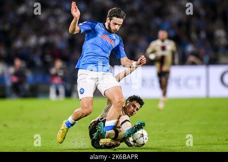 12-10-2022: Sport: Napoli contro Ajax NAPELS, ITALIA - OTTOBRE 12: Khvicha Kvaratskhelia (SSC Napoli) e Jorge Sanchez (Ajax). Durante la Championsleague Foto Stock