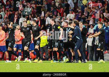 I giocatori del Club Brugge festeggiano dopo la UEFA Champions League, partita di calcio del Gruppo B tra Atletico de Madrid e Club Brugge il 12 ottobre 2022 allo stadio Civitas Metropolitano di Madrid, Spagna - Foto: Irina R Hipolito/DPPI/LiveMedia Foto Stock