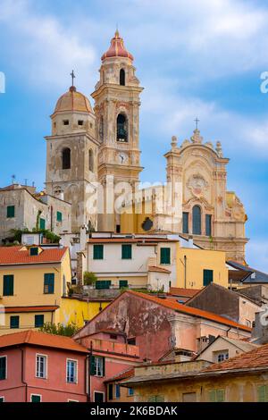 Chiesa di San Giovanni Battista che domina la città, Cervo, Ligury, Italia. Foto Stock